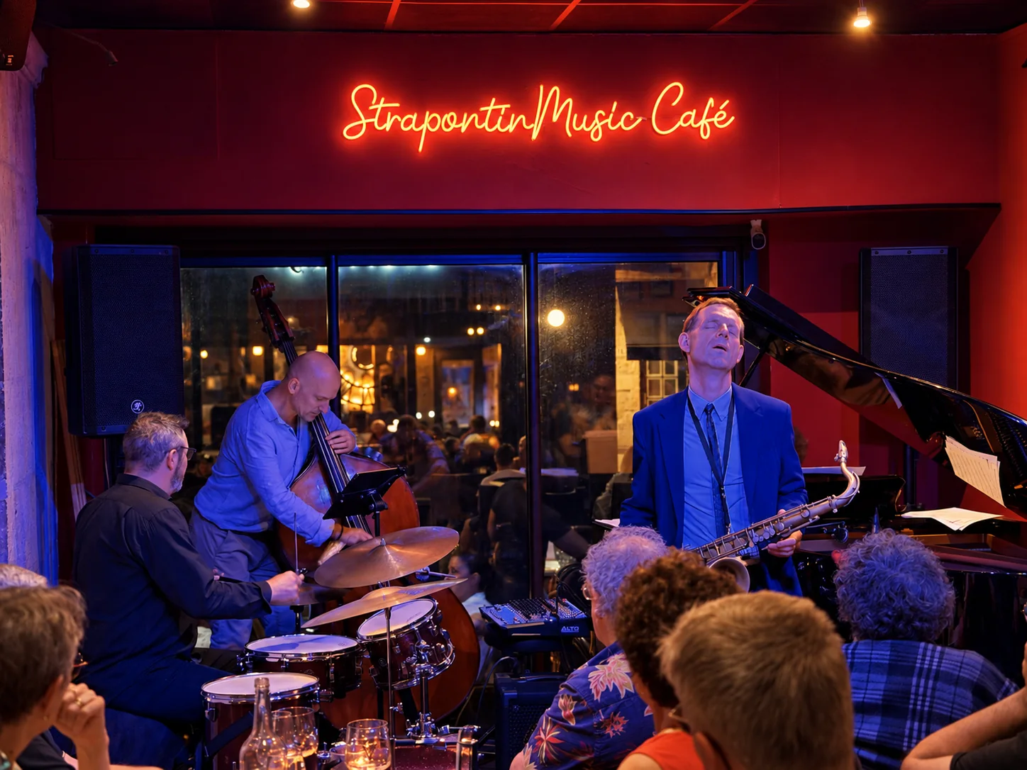 Saxophoniste et musiciens en concert au Strapontin Café